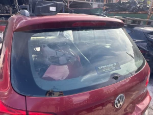 Staklo šajba zadnja Volkswagen Tiguan 2010