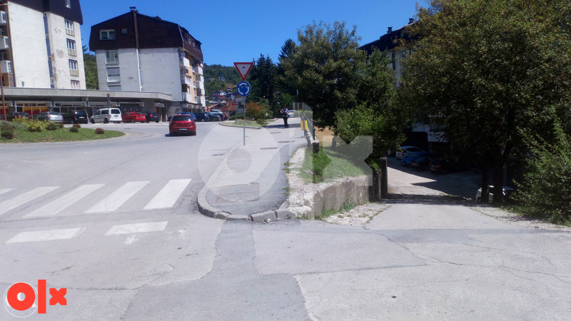 Povoljno garaža ispod kružnog toka kod bolnice