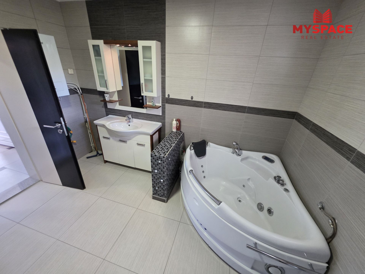 MY SPACE/ Kuca sa bazenom/ Misevici/ 239m2 23