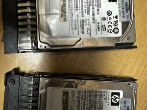 Serverski HP hot swap SCSI diskovi sa ladicom 72 GB