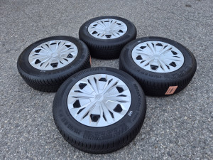 Celicne felge 17 5x112 Audi Q3 sa ratkapama i zimskim gumama 215/