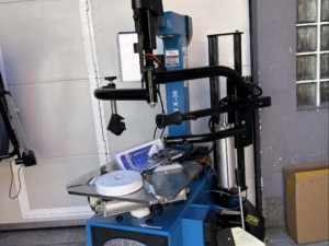 MONTIRKA ZA GUME SA HELPEROM I INTEGRISANIM MANOMETROM I TOPOM 26