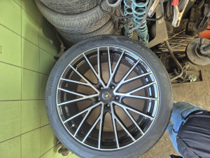 LAMBORGHINI FELGE i GUME PIRELLI ljetne 285/40 R22 325/35 R22