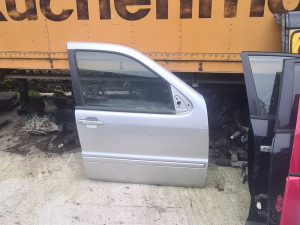 Vrata prednja desna mercedes ml w163 staklo podizac