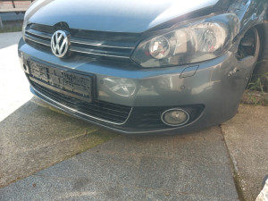 Prednji branik prednja kafambolka golf 6 ostecen