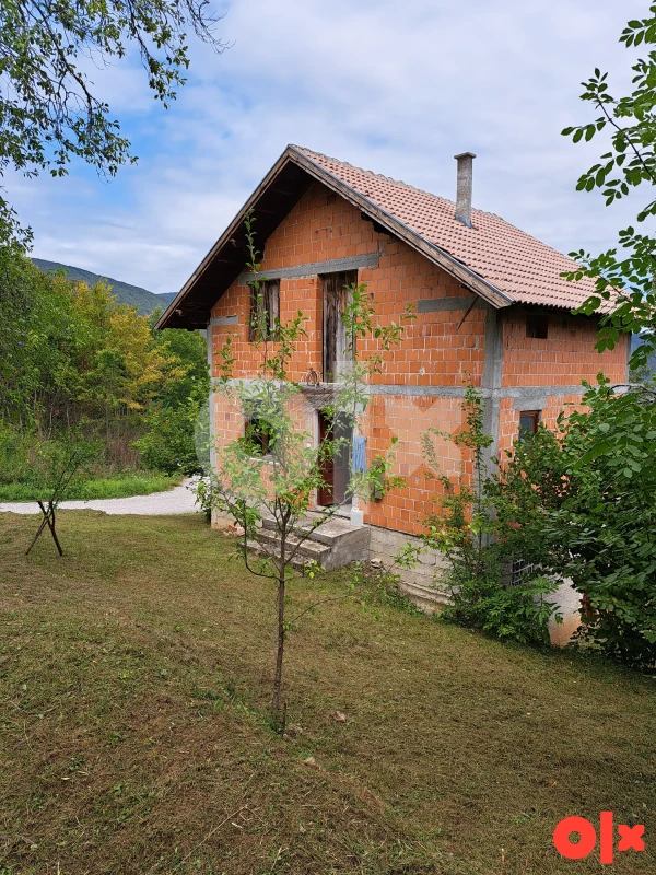 Kuća Ključ 120m2 i povrsina zemljista 19 dunuma 100 000 KM.