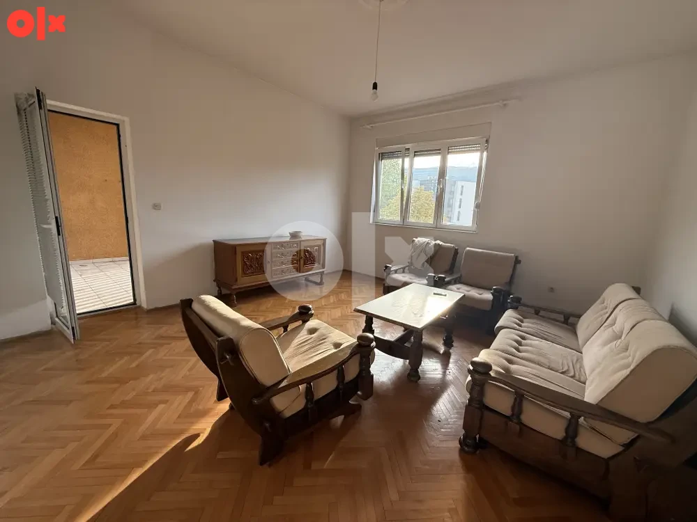 Prodaja: Dvosoban prostran stan na Bulevaru 2