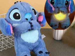 Stich plavi stić koji diše i svijetli igračka