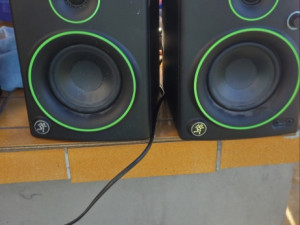 Studijski minitor mackie cr4