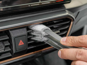 Četka za čišćenje ventilacijskih otvora u automobilu AMIO 043141