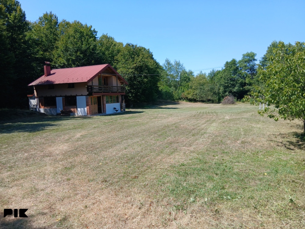 prodajem zemlju potkozarje i posebno objekat sa 3500m2