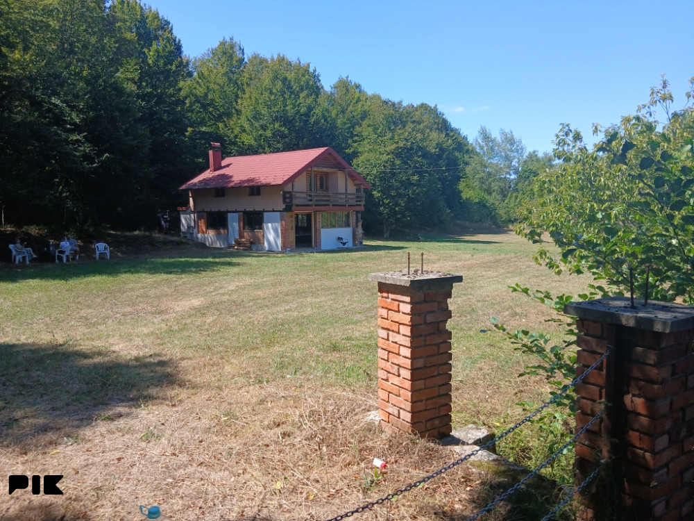 prodajem zemlju potkozarje i posebno objekat sa 3500m2 3