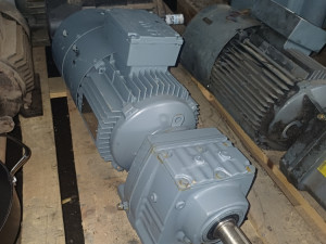 ELEKTRO MOTOR SA REDUKTOROM 1.1kW