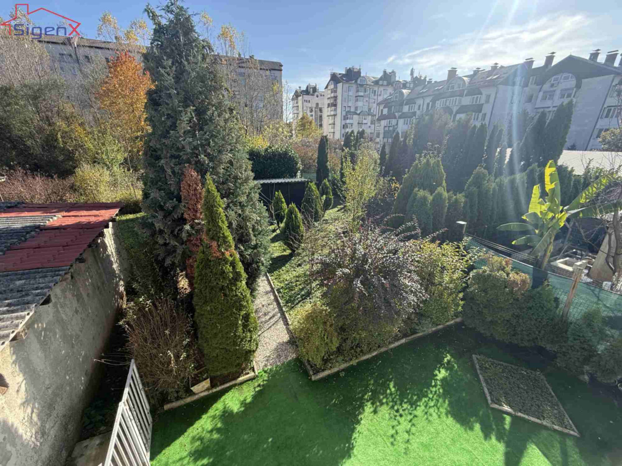 Kuća na tri sprata sa garažom i poslovnim prostorom 23