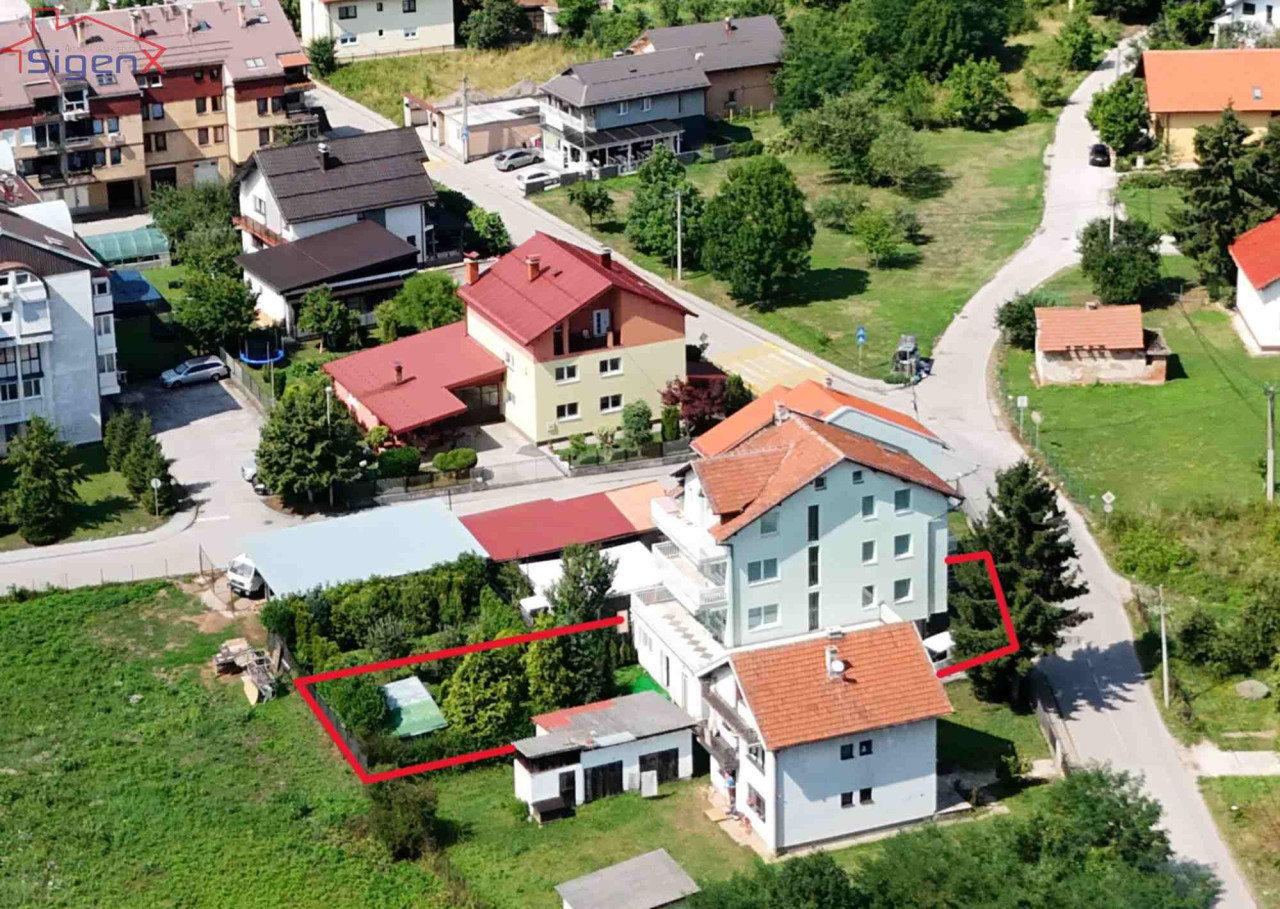 Three-storey house with garage and commercial space/Otes