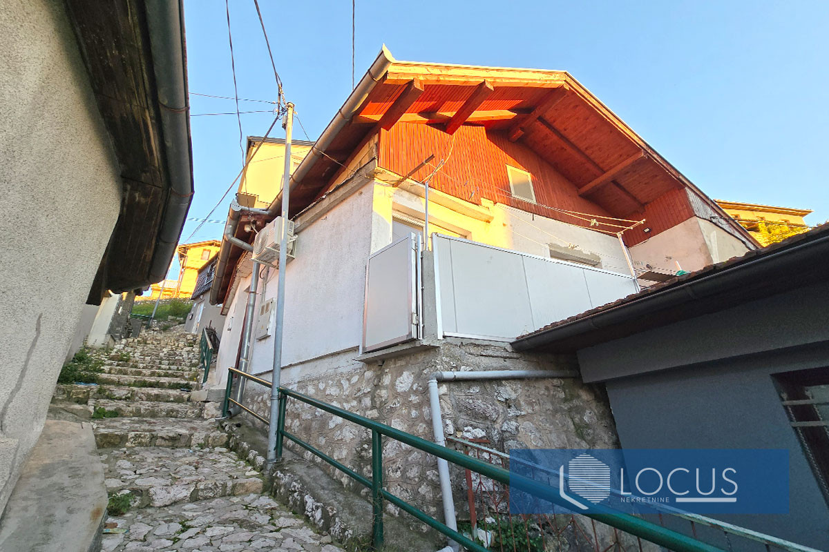 LOCUS: Adaptirana kuća, ul. Ispod Oraha, Vratnik 2