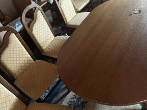 Trpezarijski stol i stolice