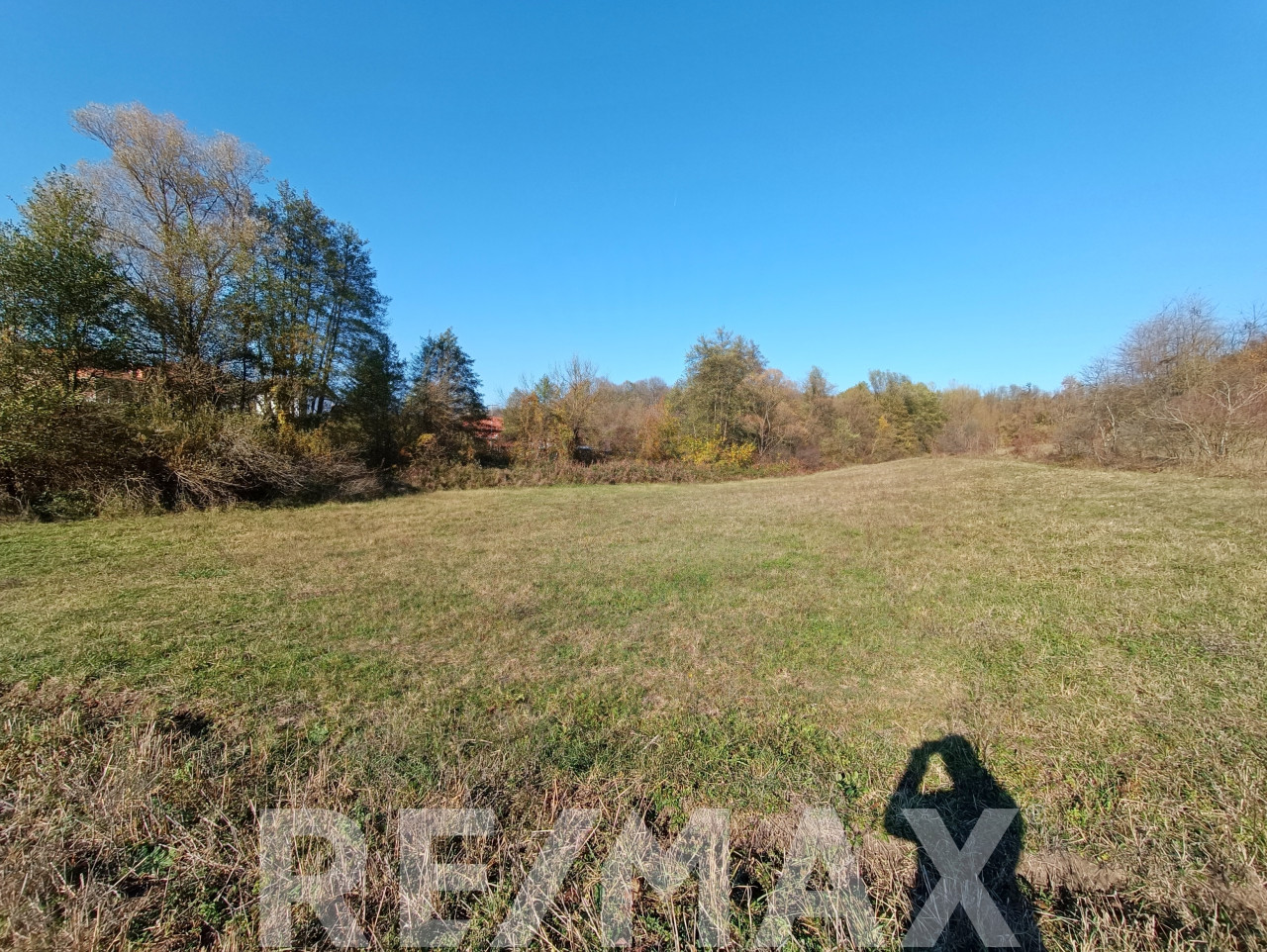 Motike, zemljište 2.730m2 na 1km od škole