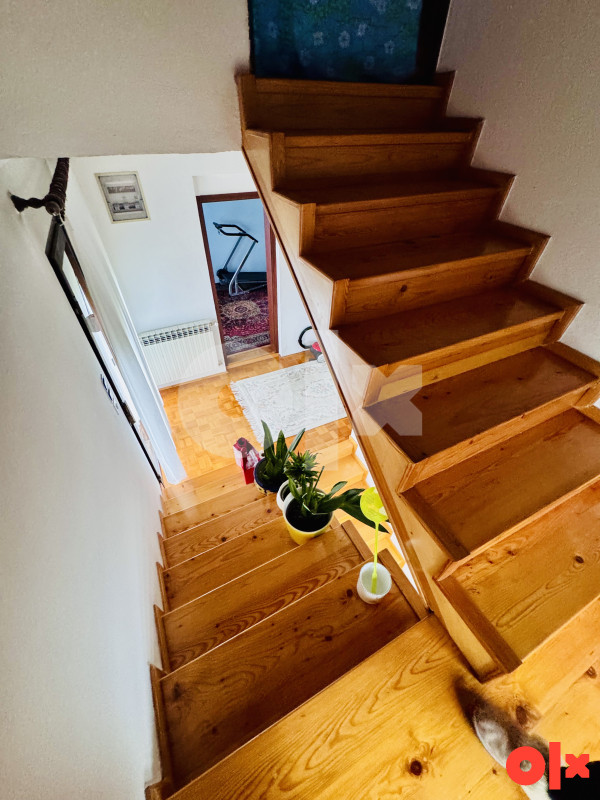 Prodaje se stambena kuća sa kućom poslovni prostor i zemljište 18