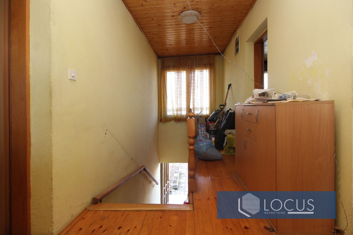 LOCUS: Troetažna kuća u nizu, Sokolović Kolonija 16