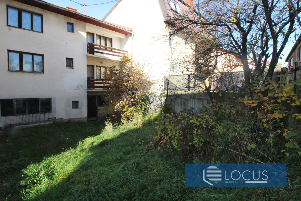 LOCUS: Troetažna kuća u nizu, Sokolović Kolonija 5