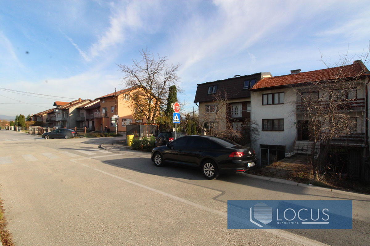 LOCUS: Troetažna kuća u nizu, Sokolović Kolonija 2