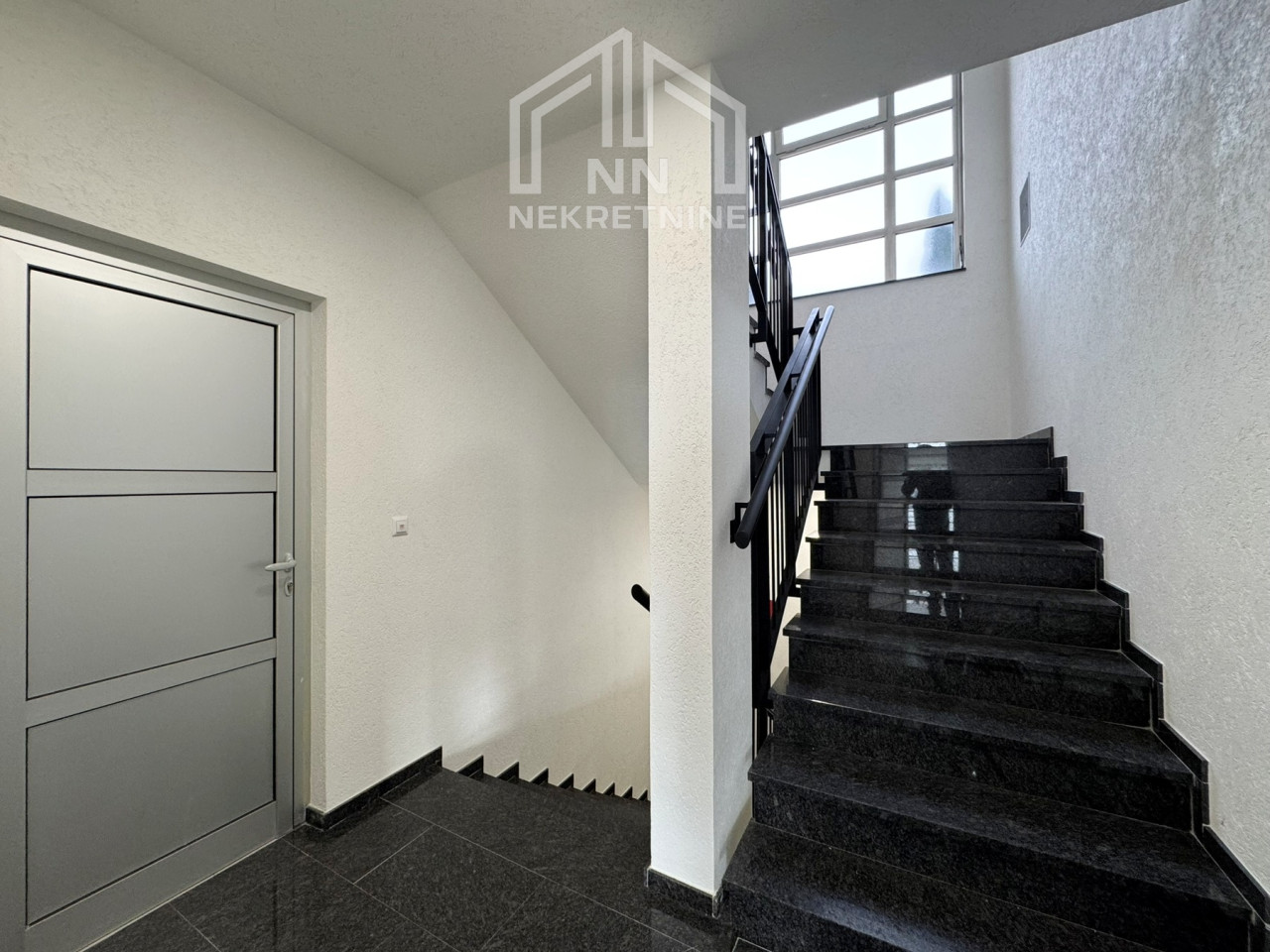 NN Nekretnine : Poslovni prostor 420m2 - Rajlovac 22