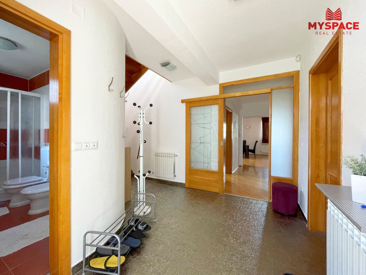MY SPACE/ Stan sa garazom/ Kosevo/ NAMJESTEN/ 195 m2 2