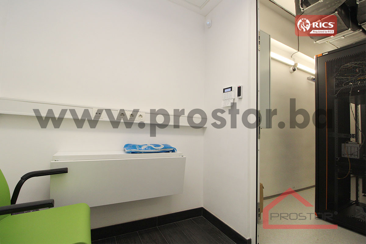 PROSTOR izdaje: Poslovni prostor, 90m2, Dolac Malta 8