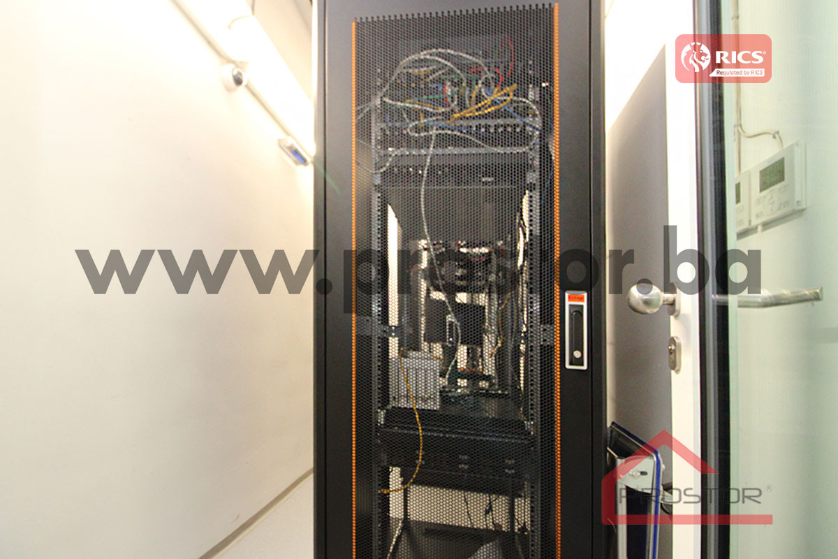 PROSTOR izdaje: Poslovni prostor, 90m2, Dolac Malta 9