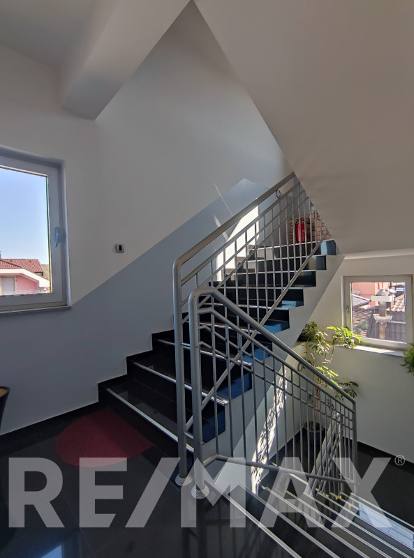 Stambeno-poslovni objekat Budžak 365m2, plac 536m2, parking 19
