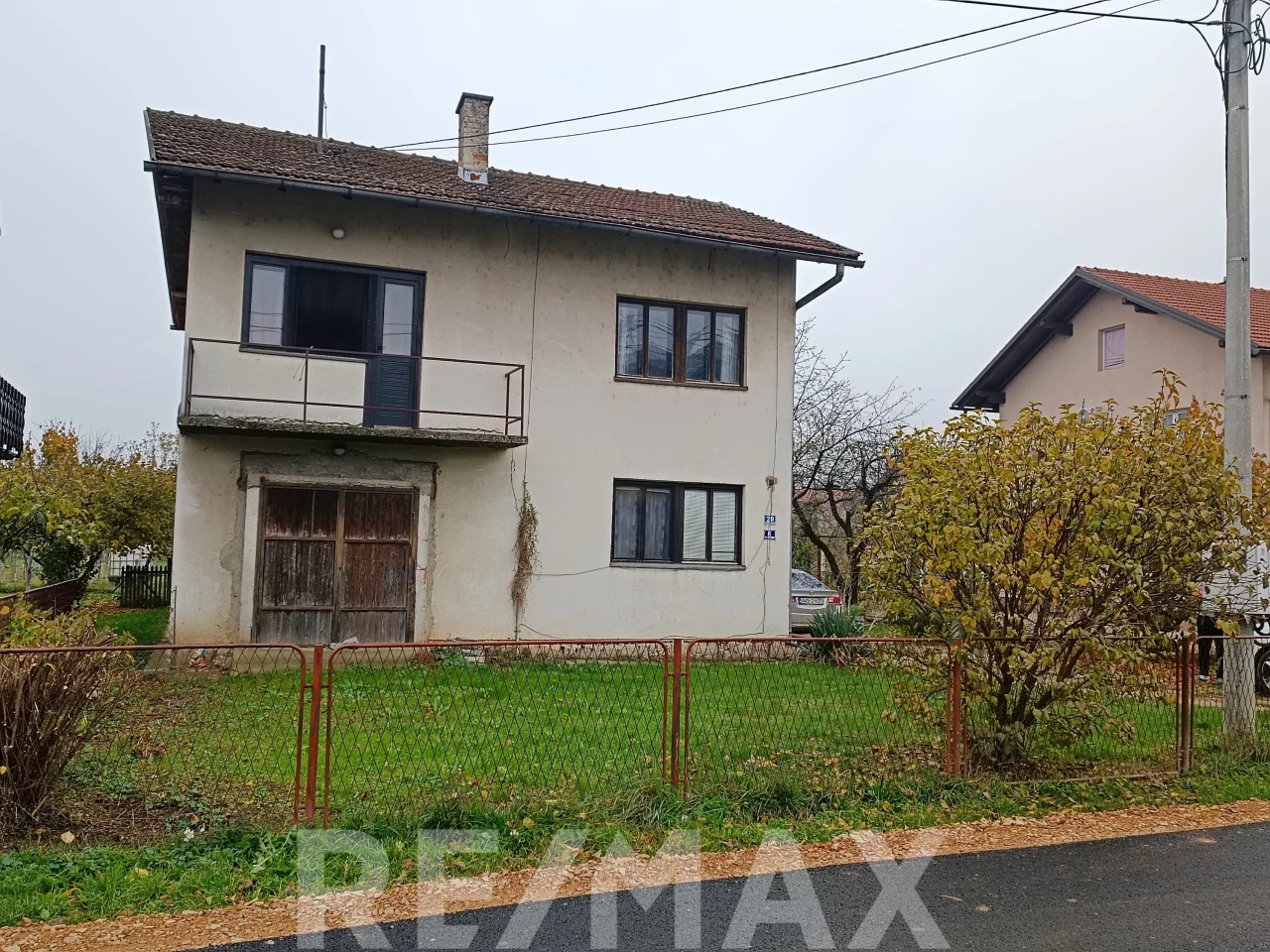 Prostrana kuća u Trnu na 915m2 placa