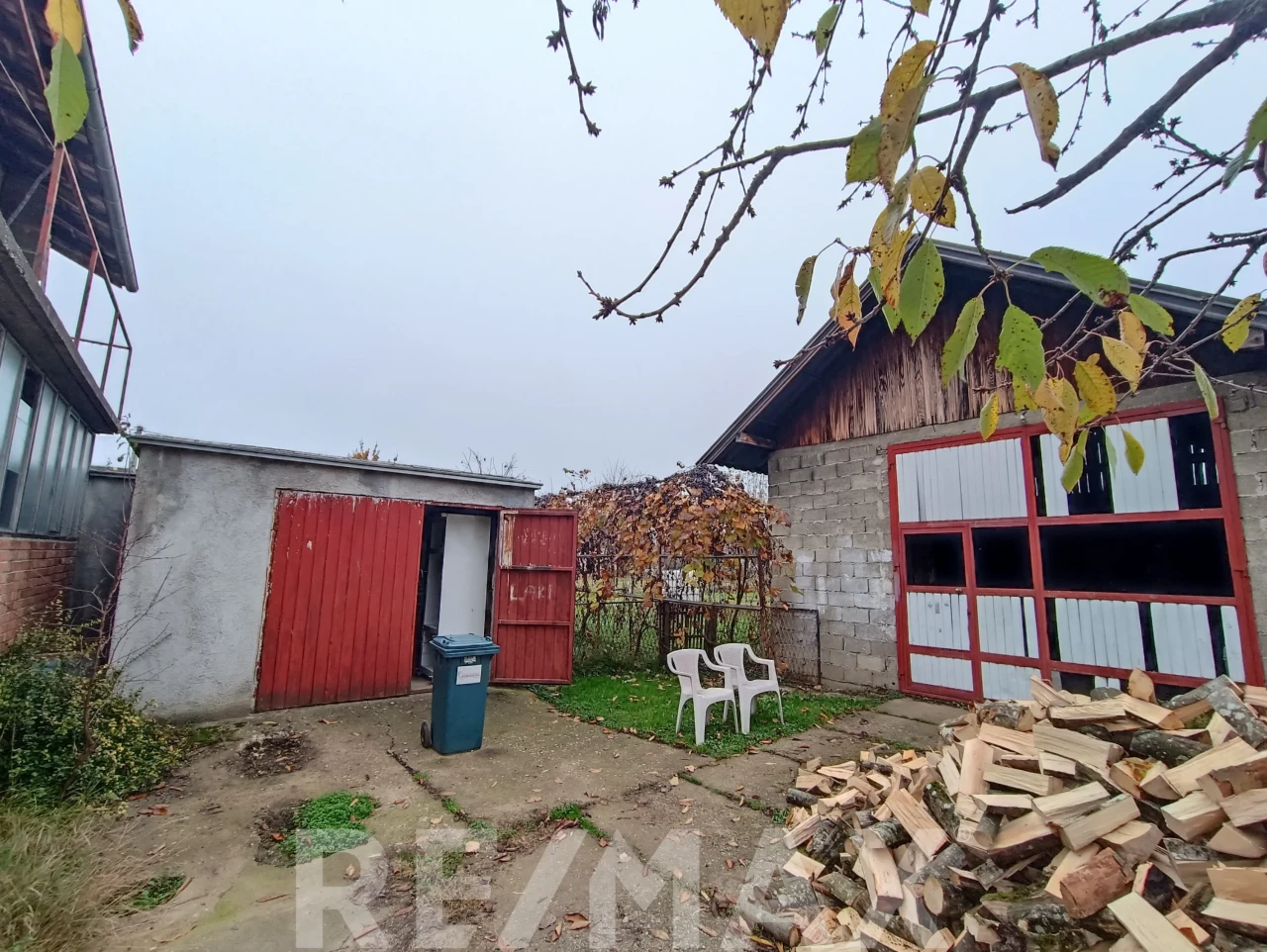 Prostrana kuća u Trnu na 915m2 placa 8