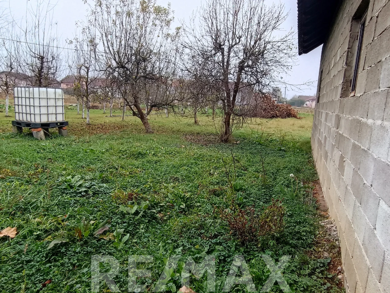 Prostrana kuća u Trnu na 915m2 placa 20