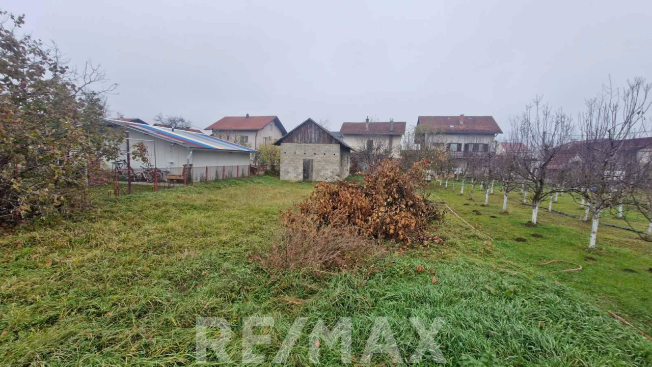 Prostrana kuća u Trnu na 915m2 placa 21