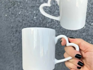 Bijela šolja sa ručkom u obliku srca