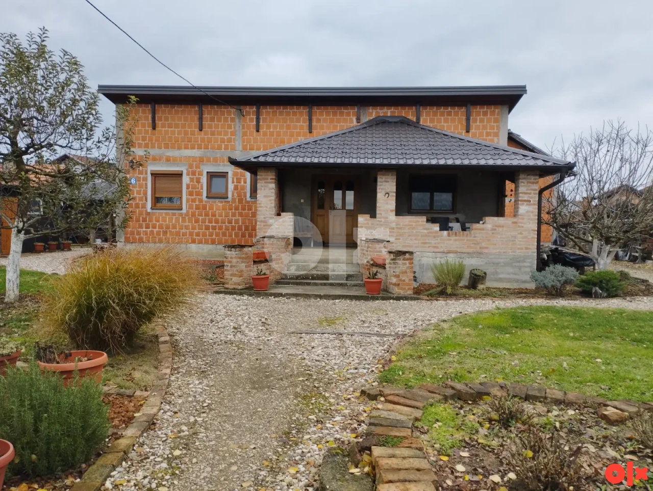 Kuća i pomoćni objekti, Gradiška 143m2 + 28m2 na placu 1000m2