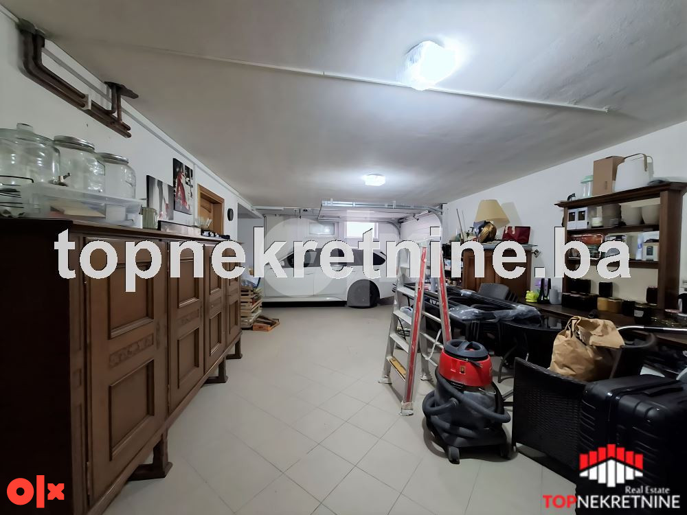 Kuća od cca 240m2 sa garažom, bazenom i vrtnom kućicom, Faletići 11