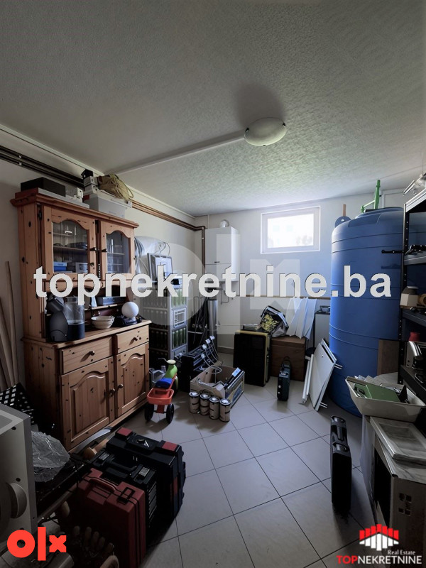 Kuća od cca 240m2 sa garažom, bazenom i vrtnom kućicom, Faletići 13