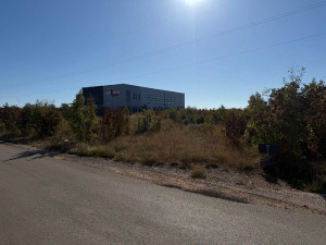 Prodaje se parcela u poslovnoj zoni Cerno