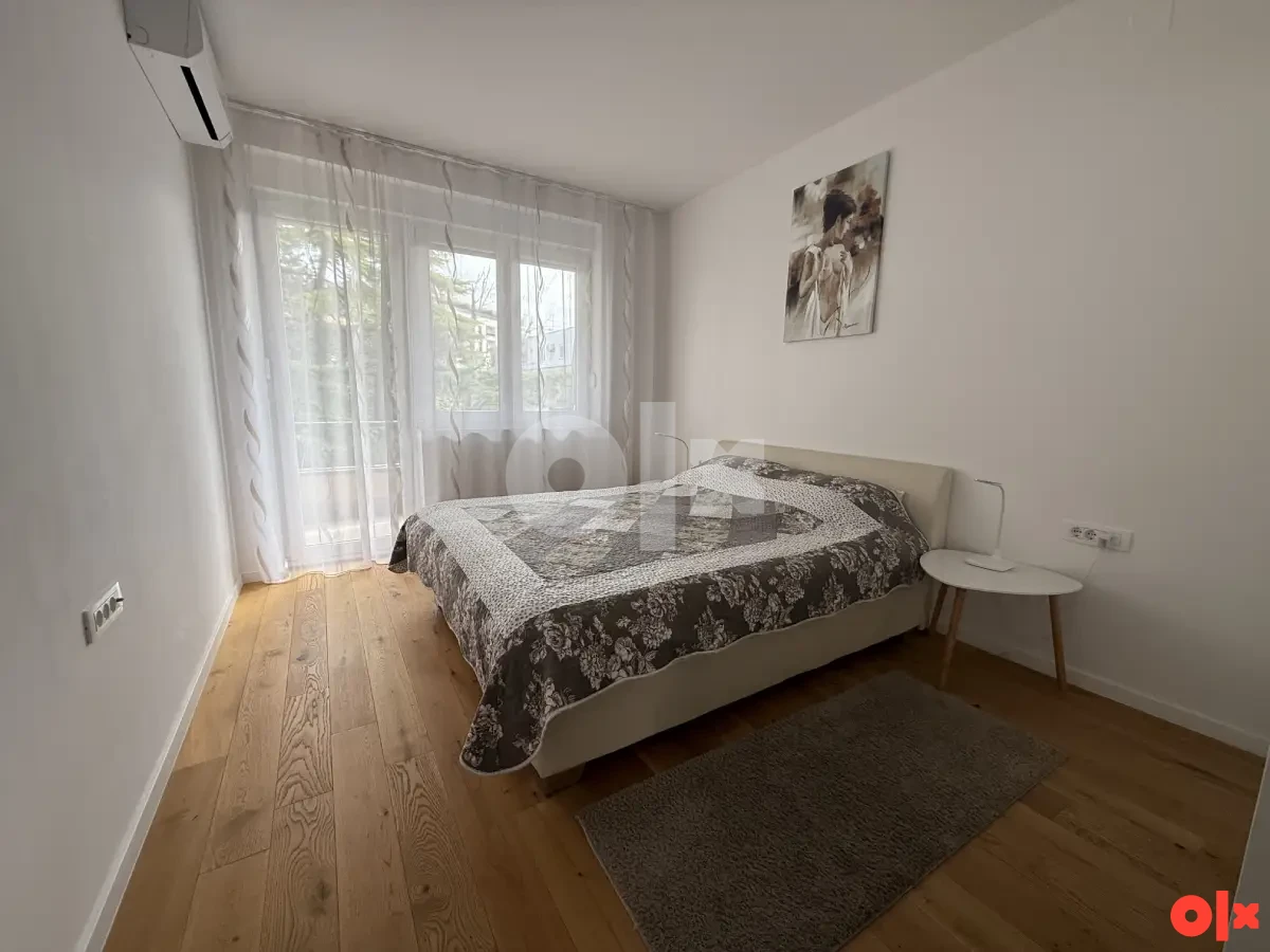 Daje se u najam trosoban luksuzan stan u Ulici Kralja Tvrtka 2