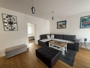 Daje se u najam trosoban luksuzan stan u Ulici Kralja Tvrtka