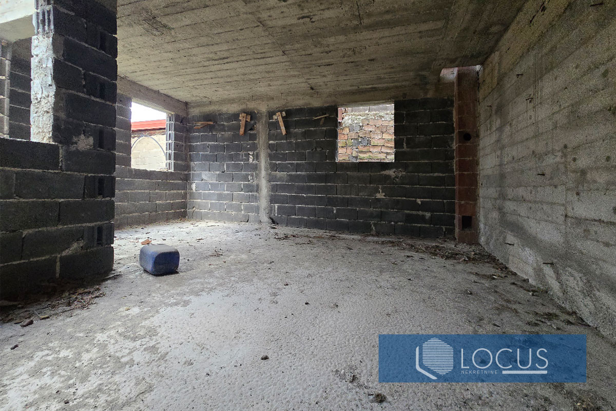 LOCUS: Dvije kuće u izgradnji kod škole u  nas. Vratnik 8