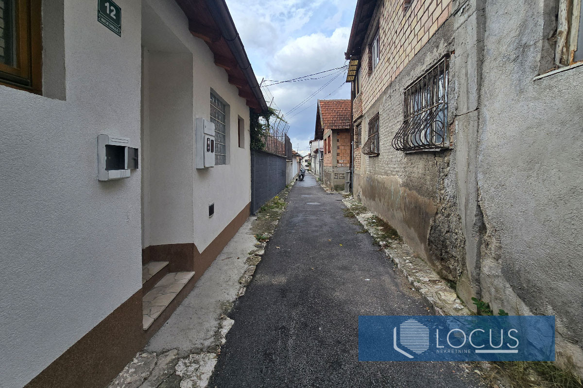 LOCUS: Dvije kuće u izgradnji kod škole u  nas. Vratnik 16