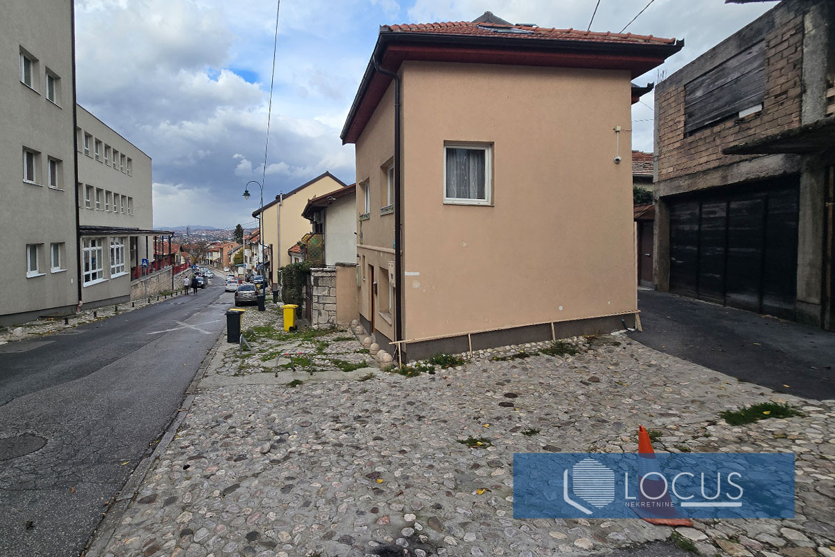 LOCUS: Dvije kuće u izgradnji kod škole u  nas. Vratnik 17