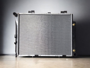 Hladnjak motora vode Mercedes 97-03 E220 W210 Automatik