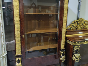 Komoda sa staklom vitrina