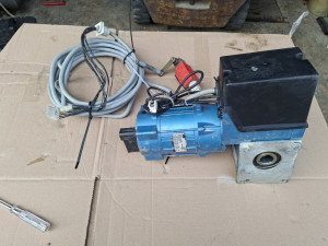 Elektromotor sa reduktorom za garazna vrata
