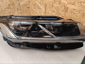 Far VW Touareg desni 761941036A