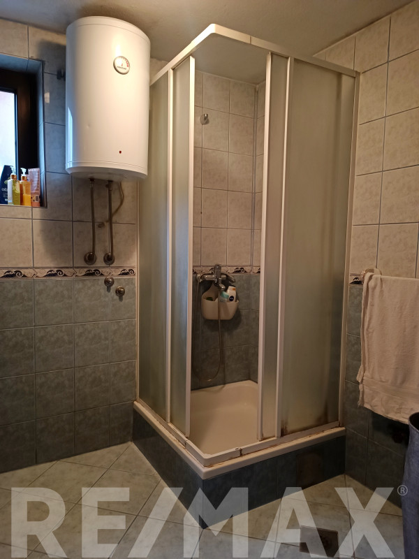 Dvije etaže sa tri funkcionalna stana u četverospratnoj kući 12